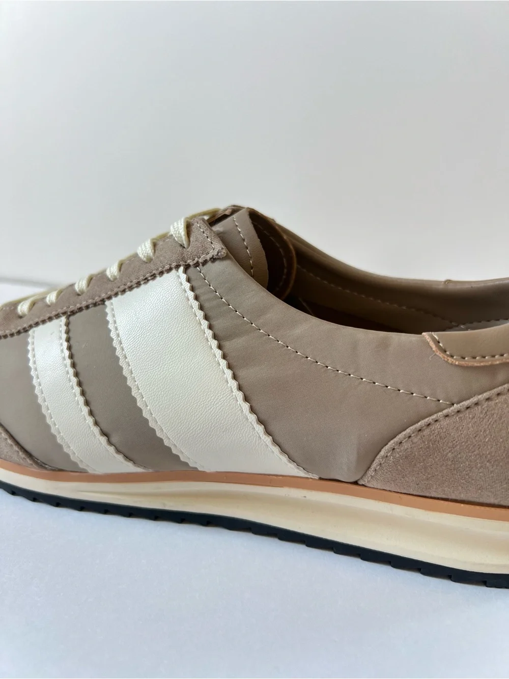 Madden Girl Jumper Taupe & White Women's Retro Casual Trainer Sneakers SZ 8.5
